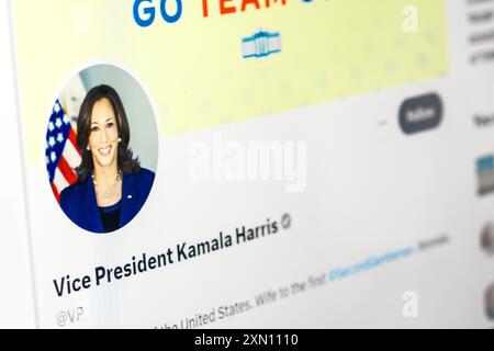 Poltava. Ukraine. 30. Juli 2024 Ukraine. Nahaufnahme von Kamala Harris Facebook Profil und Bild. Facebook-Seite Kamala Harris auf Laptop-Bildschirm. Stockfoto