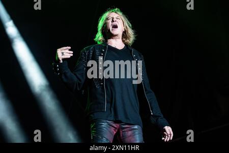 Joe Elliott von DEF Leppard tritt live auf Stockfoto