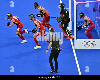 Paris, Frankreich. 30. Juli 2024. Belgiens Victor Wegnez, Belgiens Felix Denayer, Belgiens Arthur Van Doren, Belgiens Torhüter Vincent Vanasch und Belgiens Thibeau Stockbroekx, die während eines Eishockeyspiels zwischen Australien und Belgiens Nationalmannschaft die Red Lions, Spiel 3 im Herrenpool B bei den Olympischen Spielen 2024 in Paris, am Dienstag, den 30. Juli 2024 in Paris, Frankreich. Die Spiele der XXXIII. Olympiade finden vom 26. Juli bis 11. August in Paris statt. Die belgische Delegation zählt 165 Athleten, die in 21 Sportarten antreten. BELGA FOTO DIRK WAEM Credit: Belga News Agency/Alamy Live News Stockfoto