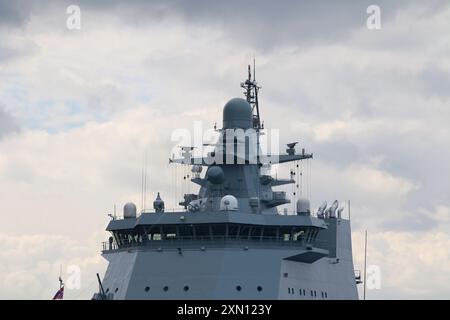 Das russische Eisbrecher-Patrouillenschiff Ivan Papanin steht nach der Main Naval Parade auf der Neva in Sankt Petersburg, Russland, vor Anker. Stockfoto