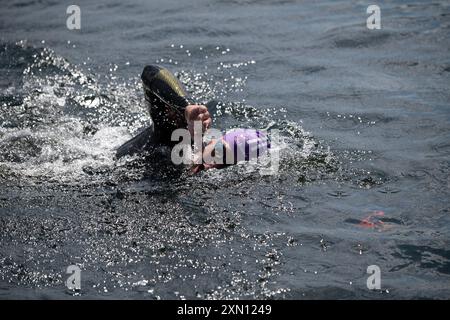 London, Royal Victoria Docks, Großbritannien. Juli 2024. Die T100 Triathlon World Tour wird vom World Triathlon als offizielle Weltmeisterschaft des Langstreckentriathlons anerkannt. Der London T100 Triathlon ist die vierte Etappe der neuen T100 Triathlon World Tour mit 8 Stopps. Die T100 Triathlon World Tour ist der neue Name für die PTO Tour und wurde von World Triathlon zur „offiziellen Weltmeisterschaft für Langstreckentriathlon“ ernannt. Es handelt sich um einen saisonlangen Zeitplan von acht T100-Rennen im Jahr 2024, die über 100 km (2 km Schwimmen, 80 km Fahrrad und 18 km Lauf) ausgetragen werden und die besten der Welt bieten Stockfoto