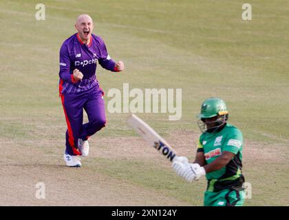 Callum Parkinson von Northern Superchargers feiert, nachdem er sein zweites Wicket während des Hundert-Männer-Spiels in Headingly, Leeds, eingenommen hat. Bilddatum: Dienstag, 30. Juli 2024. Stockfoto