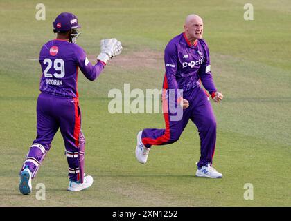 Callum Parkinson von Northern Superchargers feiert, nachdem er sein zweites Wicket während des Hundert-Männer-Spiels in Headingly, Leeds, eingenommen hat. Bilddatum: Dienstag, 30. Juli 2024. Stockfoto