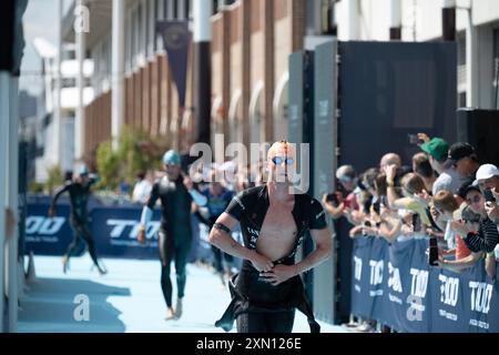 London, Royal Victoria Docks, Großbritannien. Juli 2024. Kyle Smith, Neuseeland Die T100 Triathlon World Tour wird vom World Triathlon als offizielle Weltmeisterschaft des Langstreckentriathlons anerkannt. Der London T100 Triathlon ist die vierte Etappe der neuen T100 Triathlon World Tour mit 8 Stopps. Die T100 Triathlon World Tour ist der neue Name für die PTO Tour und wurde von World Triathlon zur „offiziellen Weltmeisterschaft für Langstreckentriathlon“ ernannt. Es handelt sich um einen saisonlangen Zeitplan von acht T100-Rennen im Jahr 2024, die über 100 km (2 km Schwimmen, 80 km Fahrrad und 18 km Lauf) und Features ausgetragen werden Stockfoto