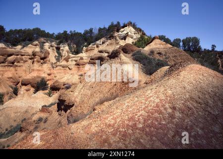 Malerischer Blick auf die Esterregalls d'all Badlands in La Cerdanya, Katalonien. Wunderschöne Landschaft mit einzigartigen Felsformationen und üppiger Vegetation. Stockfoto