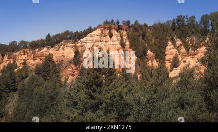 Malerischer Blick auf die Esterregalls d'all Badlands in La Cerdanya, Katalonien. Wunderschöne Landschaft mit einzigartigen Felsformationen und üppiger Vegetation. Stockfoto