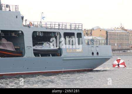 Das russische Eisbrecher-Patrouillenschiff Ivan Papanin steht nach der Main Naval Parade auf der Neva in Sankt Petersburg, Russland, vor Anker. Stockfoto