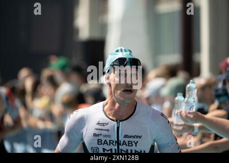 London, Royal Victoria Docks, Großbritannien. Juli 2024. Gregory Barnaby, Italien. Die T100 Triathlon World Tour wird vom World Triathlon als offizielle Weltmeisterschaft des Langstreckentriathlons anerkannt. Der London T100 Triathlon ist die vierte Etappe der neuen T100 Triathlon World Tour mit 8 Stopps. Die T100 Triathlon World Tour ist der neue Name für die PTO Tour und wurde von World Triathlon zur „offiziellen Weltmeisterschaft für Langstreckentriathlon“ ernannt. Es handelt sich um einen saisonlangen Zeitplan von acht T100-Rennen im Jahr 2024, die über 100 km (2 km Schwimmen, 80 km Fahrrad und 18 km Lauf) und f ausgetragen werden Stockfoto