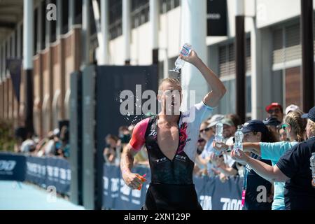 London, Royal Victoria Docks, Großbritannien. Juli 2024. Die T100 Triathlon World Tour wird vom World Triathlon als offizielle Weltmeisterschaft des Langstreckentriathlons anerkannt. Der London T100 Triathlon ist die vierte Etappe der neuen T100 Triathlon World Tour mit 8 Stopps. Die T100 Triathlon World Tour ist der neue Name für die PTO Tour und wurde von World Triathlon zur „offiziellen Weltmeisterschaft für Langstreckentriathlon“ ernannt. Es handelt sich um einen saisonlangen Zeitplan von acht T100-Rennen im Jahr 2024, die über 100 km (2 km Schwimmen, 80 km Fahrrad und 18 km Lauf) ausgetragen werden und die besten der Welt bieten Stockfoto