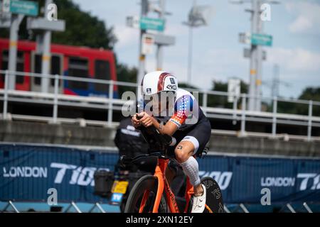 London, Royal Victoria Docks, Großbritannien. Juli 2024. Youri Keulen, Niederlande. Die T100 Triathlon World Tour wird vom World Triathlon als offizielle Weltmeisterschaft des Langstreckentriathlons anerkannt. Der London T100 Triathlon ist die vierte Etappe der neuen T100 Triathlon World Tour mit 8 Stopps. Die T100 Triathlon World Tour ist der neue Name für die PTO Tour und wurde von World Triathlon zur „offiziellen Weltmeisterschaft für Langstreckentriathlon“ ernannt. Es handelt sich um einen saisonlangen Zeitplan von acht T100-Rennen im Jahr 2024, die über 100 km (2 km Schwimmen, 80 km Fahrrad und 18 km Lauf) und ausgetragen werden Stockfoto