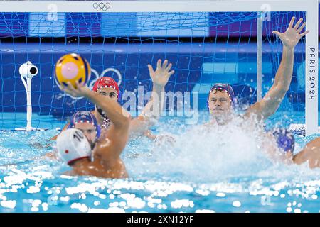 St. Denis. 30. Juli 2024. Die französischen Spieler verteidigen sich während der Vorrunde der Gruppe B des Wasserpolo zwischen Frankreich und Japan bei den Olympischen Spielen 2024 in Saint-Denis, Frankreich, 30. Juli 2024. Quelle: Zhang Yuwei/Xinhua/Alamy Live News Stockfoto