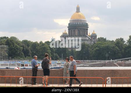 Sankt Petersburg, Russland. 30. Juli 2024. Touristen spazieren im Zentrum von Sankt Petersburg, Russland entlang des Dammes mit Blick auf die Isaakskathedrale. (Foto: Maksim Konstantinov/SOPA Images/SIPA USA) Credit: SIPA USA/Alamy Live News Stockfoto