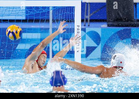 St. Denis. 30. Juli 2024. Japanische Spieler verteidigen sich während der Vorrunde der Gruppe B des Wasserpolo zwischen Frankreich und Japan bei den Olympischen Spielen 2024 in Saint-Denis, Frankreich, 30. Juli 2024. Quelle: Zhang Yuwei/Xinhua/Alamy Live News Stockfoto