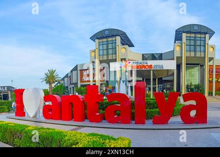 ANTALYA, TÜRKEI - 13. MAI 2017: Panorama des Platzes vor Migros mit getrimmten Büschen, ich liebe Antalya Installation und Brunnen, Konyaalti di Stockfoto