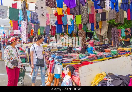 ANTALYA, TÜRKEI - 13. MAI 2017: Der große Tschirmstand auf dem Cumartesi Basar, Bezirk Lara, Antalya, Türkei Stockfoto