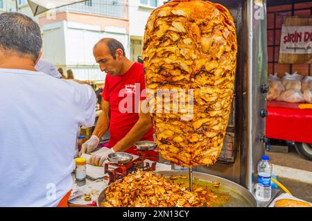 ANTALYA, TÜRKEI - 13. MAI 2017: Der beliebte türkische Street Food - Döner-Döner-Stand auf dem Cumartesi Basar, Antalya, Türkei Stockfoto