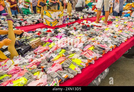 ANTALYA, TÜRKEI - 13. MAI 2017: Viele Männer-, Frauen- und Kindersocken im großen Stand des Cumartesi Basars, Antalya, Türkei Stockfoto