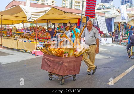 ANTALYA, TÜRKEI - 13. MAI 2017: Der Kaufmann an seinem Wagen mit handgefertigten Holzutensilien, Cumartesi Basar, Bezirk Lara, Antalya, Türkei Stockfoto