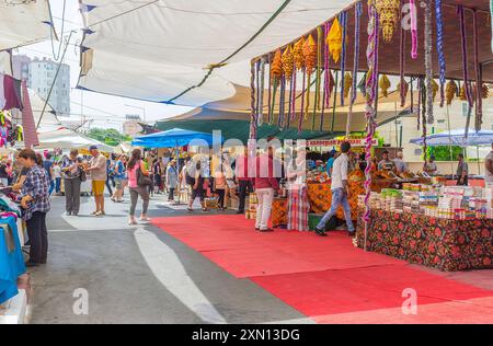 ANTALYA, TÜRKEI - 13. MAI 2017: Die Gasse des Cumartesi Basars mit Ständen, die Kleidung, Accessoires, Lebensmittel und Gewürze anbieten, Antalya, Türkei Stockfoto