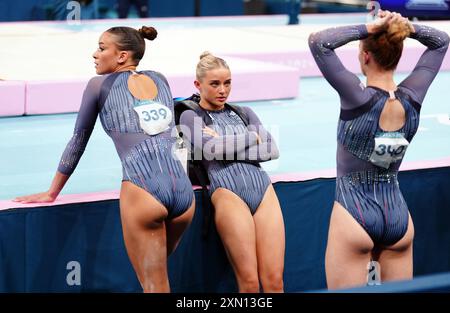 Die Briten Georgia-Mae Fenton, Ruby Evans und Alice Kinsella nach dem Turnen in der Bercy Arena am vierten Tag der Olympischen Spiele 2024 in Frankreich. Bilddatum: Dienstag, 30. Juli 2024. Stockfoto