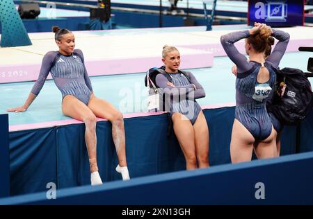 Die Briten Georgia-Mae Fenton, Ruby Evans und Alice Kinsella nach dem Turnen in der Bercy Arena am vierten Tag der Olympischen Spiele 2024 in Frankreich. Bilddatum: Dienstag, 30. Juli 2024. Stockfoto