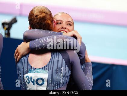 Die britische Alice Kinsella mit Ruby Evans nach dem Finale der künstlerischen Turnen in der Bercy Arena am vierten Tag der Olympischen Spiele 2024 in Frankreich. Bilddatum: Dienstag, 30. Juli 2024. Stockfoto