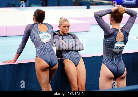 Die Briten Georgia-Mae Fenton, Ruby Evans und Alice Kinsella nach dem Turnen in der Bercy Arena am vierten Tag der Olympischen Spiele 2024 in Frankreich. Bilddatum: Dienstag, 30. Juli 2024. Stockfoto
