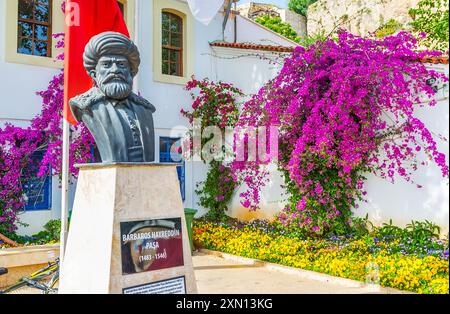 ANTALYA, TÜRKEI - 13. MAI 2017: Üppige Blumenbeete und blühende Bougainvillea-Büsche rund um das Denkmal für Hayreddin Barbarossa im Hafen von Kaleici, an Stockfoto