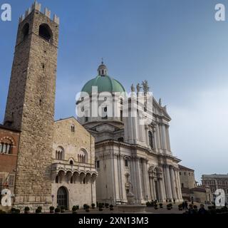 Mittelalterlicher Turm Torre del pegol und Duomo Nuovo in Brescia Piazza del Campo Stockfoto