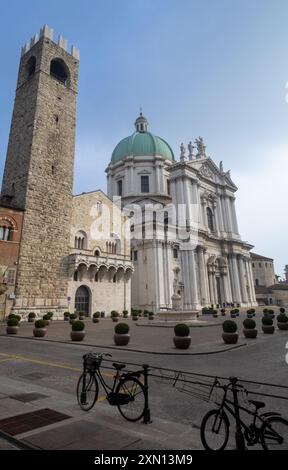 Mittelalterlicher Turm Torre del pegol und Duomo Nuovo in Brescia Piazza del Campo Stockfoto