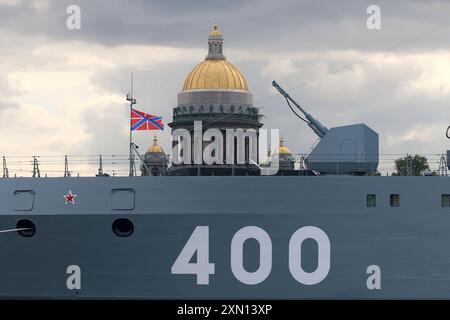 Sankt Petersburg, Russland. 30. Juli 2024. Blick auf Kanonen, Waffen des militärischen Eisbrechers Ivan Papanin, während im Hintergrund die Isaakskathedrale zu sehen ist. (Credit Image: © Maksim Konstantinov/SOPA Images via ZUMA Press Wire) NUR REDAKTIONELLE VERWENDUNG! Nicht für kommerzielle ZWECKE! Stockfoto