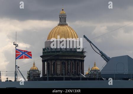 Sankt Petersburg, Russland. 30. Juli 2024. Kanonen, Waffen des militärischen Eisbrechers Ivan Papanin auf dem Hintergrund der Isaakskathedrale in St. Petersburg, Russland. (Credit Image: © Maksim Konstantinov/SOPA Images via ZUMA Press Wire) NUR REDAKTIONELLE VERWENDUNG! Nicht für kommerzielle ZWECKE! Stockfoto