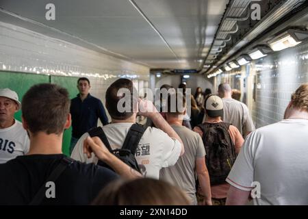 Paris, Frankreich - 14. Juli 2024: Eine Menschenmenge bewegt sich durch einen U-Bahn-Tunnel in Paris, Frankreich, während Pendler und Touristen die Metro nutzen Stockfoto