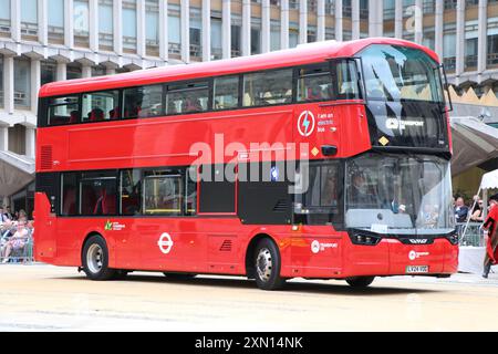 TRANSPORT UK LONDON WRIGHTBUS ELECTROLINER-BUS BEI DER KARREN-MARKIERUNGSZEREMONIE 2024 DER FIRMA WORSHIPFUL AUS CARMEN Stockfoto