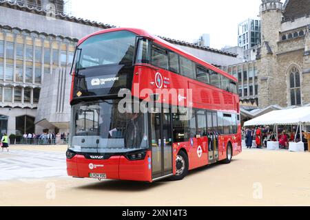 TRANSPORT UK LONDON WRIGHTBUS ELECTROLINER-BUS BEI DER KARREN-MARKIERUNGSZEREMONIE 2024 DER FIRMA WORSHIPFUL AUS CARMEN Stockfoto