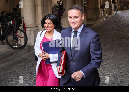 London, Großbritannien. Juli 2024. Shabana Mahmood, Justizministerin, Lordkanzler, Abgeordneter Birmingham Ladywood und Wes Streeting, Gesundheitsministerin, Abgeordneter Ilford North. Die Minister der Labour Party nehmen an der Kabinettssitzung in der Downing Street, London, UK, Teil. Credit: Imageplotter/Alamy Live News Stockfoto