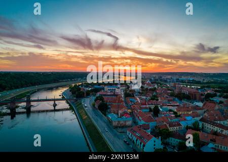 Kaunas Altstadt, Litauen. Luftaufnahme eines farbenfrohen Sommeruntergangs über der Stadt und dem Zusammenfluss von Nemunas und Neris Stockfoto