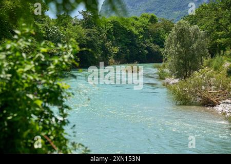 Arco, Trentino, Italien - 30. Juni 2024: Malerischer Verlauf des Flusses Sarca im Sommer in der Nähe von Arco, Italien. Das klare blaue Wasser schlängelt sich durch üppig grüne Vegetation *** ein malerischer Flussverlauf der Sarca im Sommer in der Nähe von Arco, Italien. Das klare, blaues Wasser schlängelt sich durch üppige grüne Vegetation Stockfoto