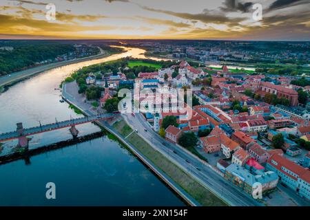 Kaunas Altstadt, Litauen. Luftaufnahme eines farbenfrohen Sommeruntergangs über der Stadt und dem Zusammenfluss von Nemunas und Neris Stockfoto