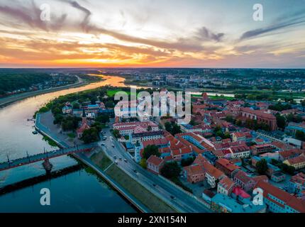 Kaunas Altstadt, Litauen. Luftaufnahme eines farbenfrohen Sommeruntergangs über der Stadt und dem Zusammenfluss von Nemunas und Neris Stockfoto