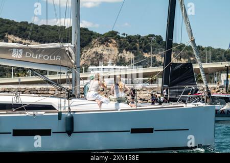 INEOS Britannia (GBR) Boat 3 (AC75 Klasse) Bootstest im Mittelmeer, Barcelona - Spanien.. ©Paul Todd/OUTSIDEIMAGES. COM OUTSIDE-BILDER Stockfoto