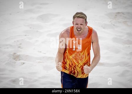 PARIS - niederländischer Beachvolleyballspieler Stefan Boermans während des Spiels gegen Chase Budinger und Miles Evans (USA) bei den Olympischen Spielen. ANP IRIS VAN DEN BROEK Stockfoto