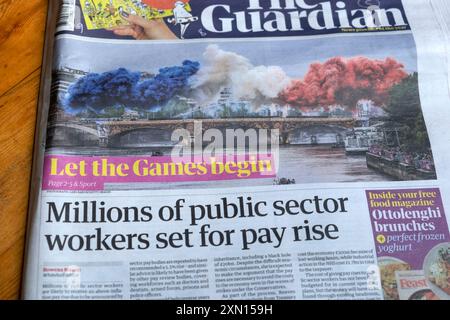 Paris Olympics „Let the Games Begin“ und „Millionen von Arbeitern im öffentlichen Sektor setzen auf Gehaltserhöhung“ Guardian Schlagzeile der ersten Tageszeitung 27. Juli 2024 Großbritannien Stockfoto