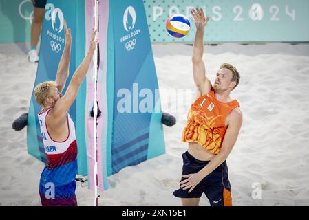 PARIS - niederländischer Beachvolleyballspieler Stefan Boermans während des Spiels gegen Chase Budinger und Miles Evans (USA) bei den Olympischen Spielen. ANP IRIS VAN DEN BROEK Stockfoto