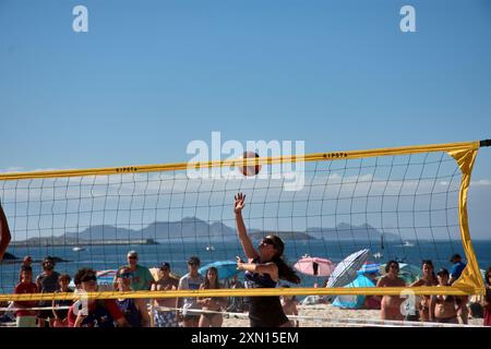 Während des 3x3 Ladeira Beach Volleyball Turniers in Baiona springen die Spieler mit erhobenen Armen und führen einen mächtigen Block in die ne aus Stockfoto