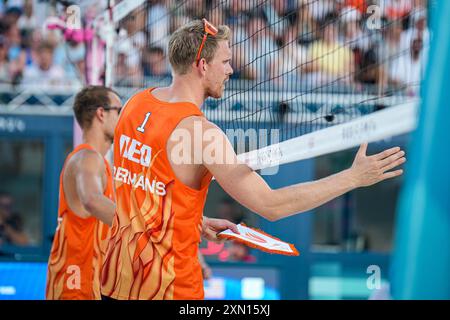 Paris, Frankreich. 30. Juli 2024. PARIS, FRANKREICH - JULI 30: Stefan Boermans aus den Niederlanden tritt am 30. Juli 2024 in Paris in der Vorphase der Männer während des 4. Tages der Beach Volleybal - Olympischen Spiele Paris 2024 im Eiffelturm-Stadion an. (Foto: Rene Nijhuis/BSR Agency) Credit: BSR Agency/Alamy Live News Stockfoto