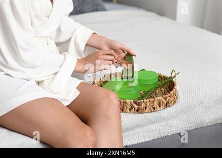 Schöne junge Frau, die zu Hause Aloe Vera Gel macht, Nahaufnahme Stockfoto