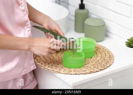 Schöne junge Frau, die Aloe Vera Gel im Badezimmer macht, Nahaufnahme Stockfoto