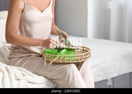 Schöne junge Frau, die zu Hause Aloe Vera Gel herstellt Stockfoto