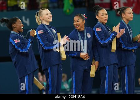 Paris, Frankreich. 30. Juli 2024. Das Team USA feiert nach dem Gewinn der Goldmedaille im Finale des Teams für künstlerische Turnen der Frauen bei den Olympischen Sommerspielen in Paris, Frankreich, am Dienstag, den 30. Juli 2024. Foto: Pat Benic/UPI Credit: UPI/Alamy Live News Stockfoto